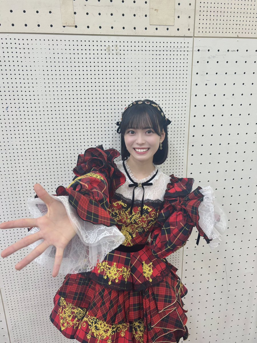 第76回NHK紅白歌合戦
ありがとうございました🎤❤️

幼い頃から毎年家族でみていた
"紅白"という夢の舞台

先輩方が積み上げてくださった歴史
みなさんの応援のおかげで
立たせていただき、
心から感謝しています。

次は私たちがつなげる番です！
頑張るぞ！！🏃‍♀️🔥

#つなぐつながるAKB20周年
#NHK紅白