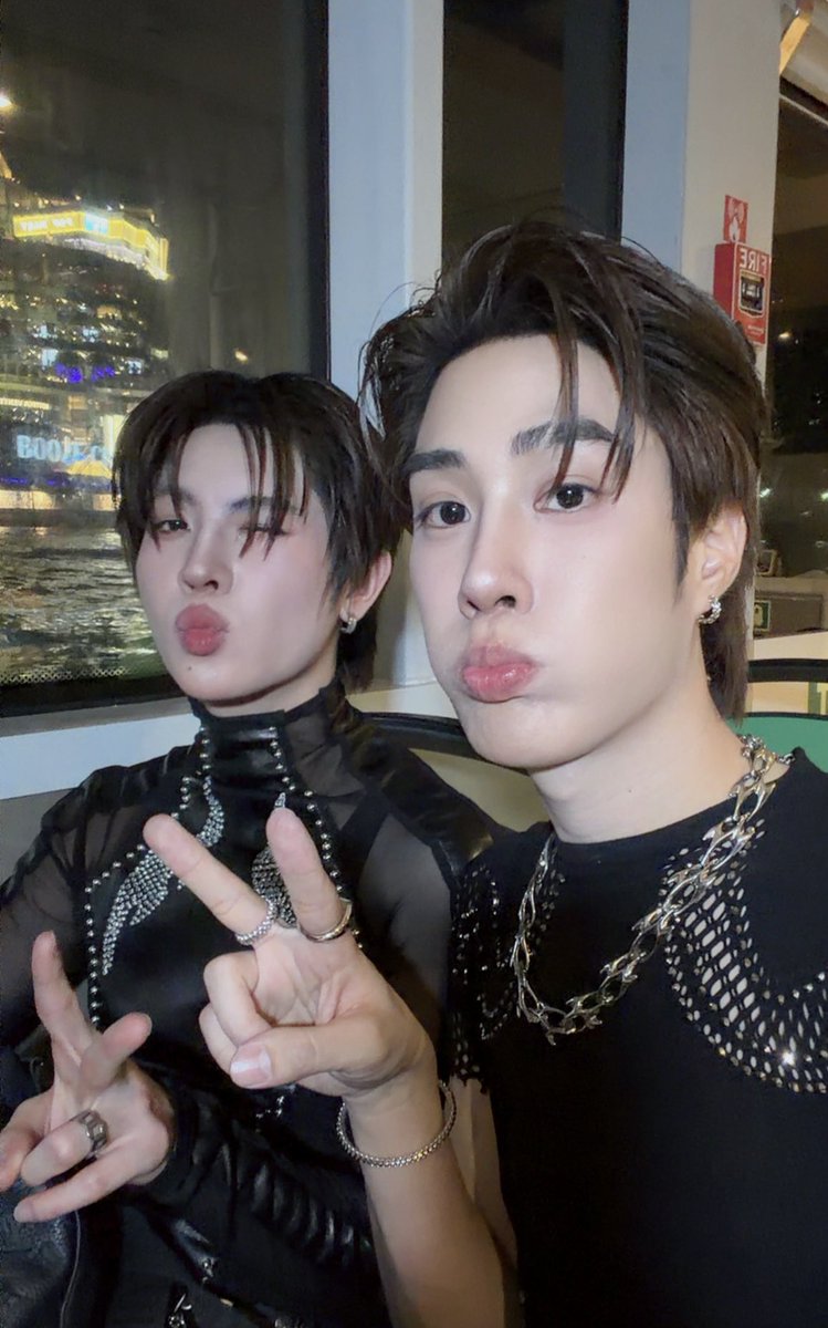 TLE_mtm's tweet image. ขอบคุณ icon siam มากๆนะครับ จะเป็นความทรงจำที่อยู่กับเติ้ลไปตลอดแน่ๆครับ 
ขอบคุณทุกคนที่มาหากันน้า รักทุกคนมากๆเลย ขอให้ทุกคนมีความสุขในปีใหม่มากๆนะค้าบ 

TLEFIRSTONE COUNTDOWN ICONSIAM 
#TLEFIRSTONExICONSIAM