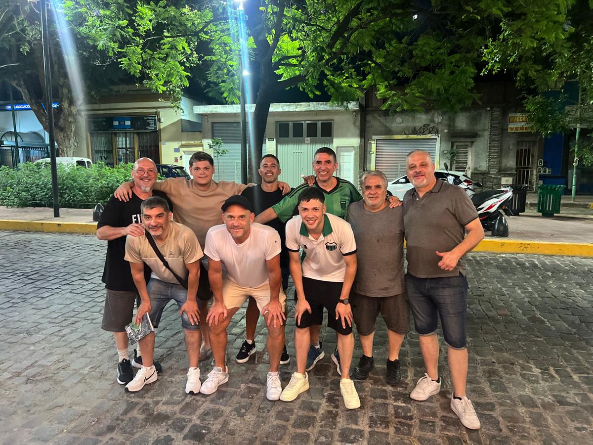 ignacio_tommaso's tweet photo. Despedida del año con amigos
Arriba @agagiulo @cococoubet22 #ChuckiBaldunciel @hernanguerrero @juliocordara @sergclaudio 
Abajo #nachodt @PatoTesta24 @agus_munoz99 https://t.co/5Tjz07aDr3
