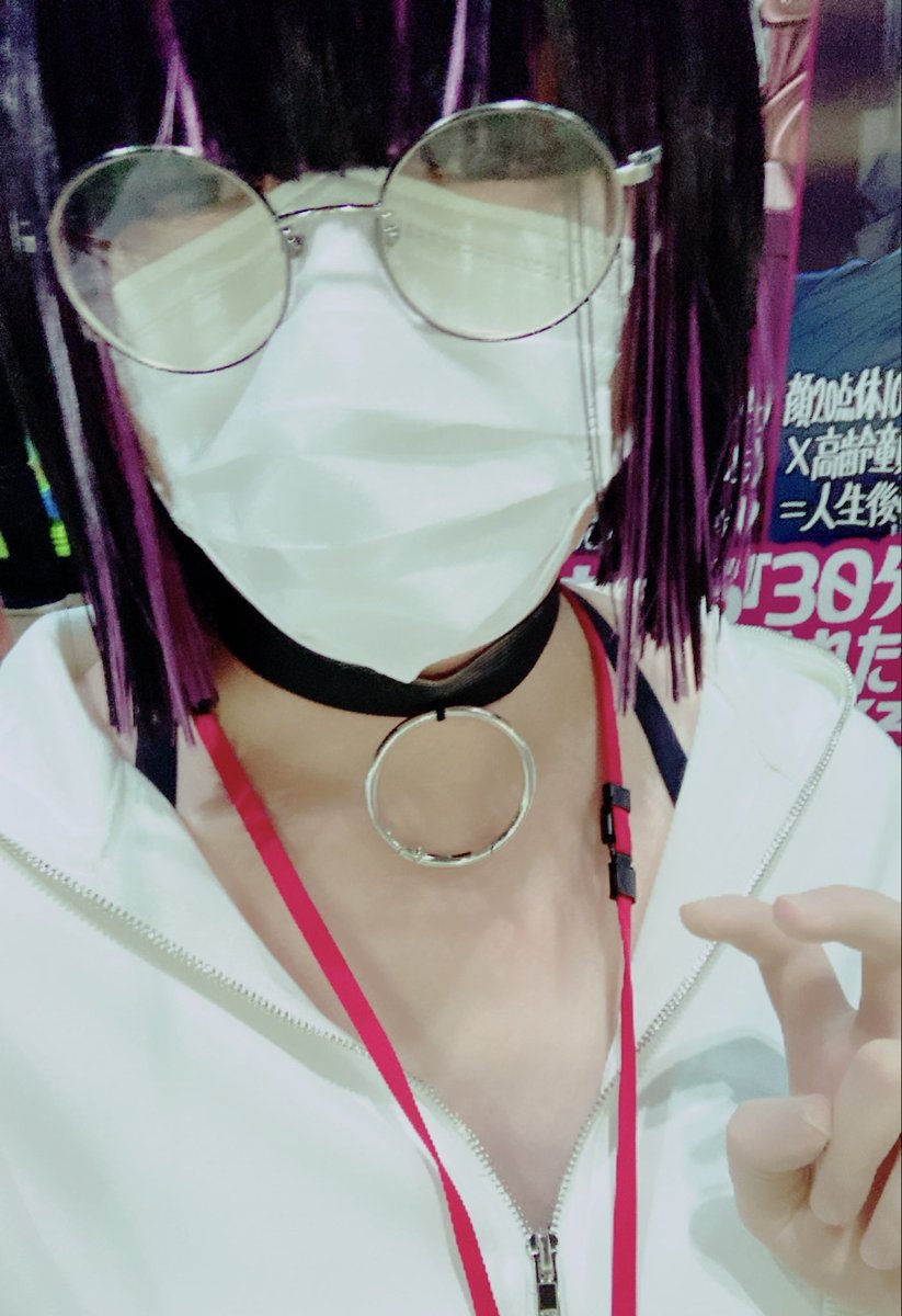 これ本当にここだけの内緒の投稿なんですけど、今回垂れ目アイメイクが奇跡的に上手く出来て俺が俺なのに完璧に俺が好きなタイプの女のツラになってしまって今自分で見返してドキドキしています　ぼくの人生は本当にもうダメそうです　コ…コミケお疲れ様でした…2026年も…よろしくおねがいします…