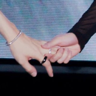 มือน้อยๆของน้องเฟิร์สจับ3นิ้วพี่เติ้ลพอดีมือเลย เอ็นดูจัง ㅠㅠ

TLEFIRSTONE COUNTDOWN ICONSIAM 
#TLEFIRSTONExICONSIAM 
#CountdownatICONSIAM