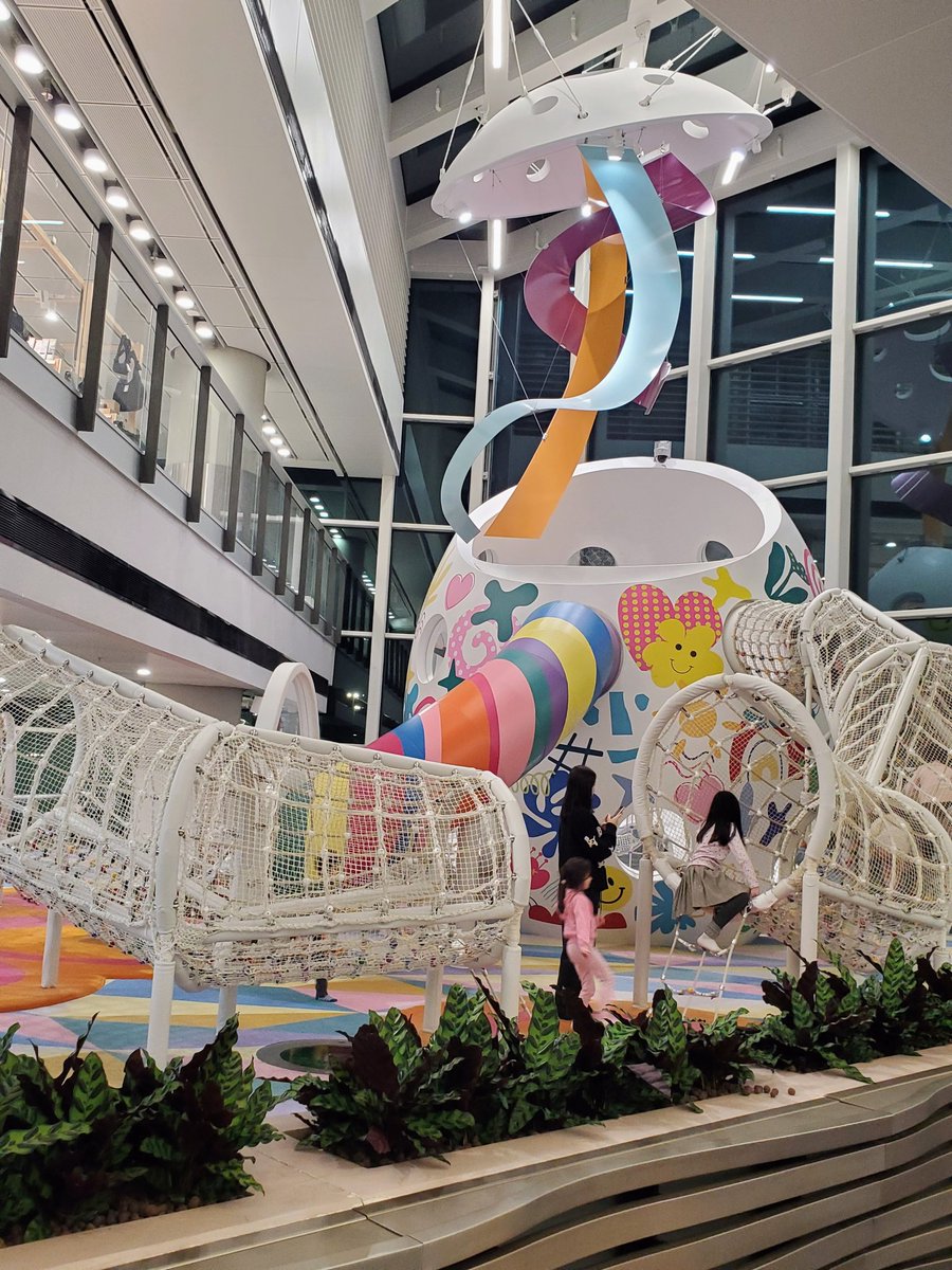 登機閘口旁邊就是空中花園，好奇上去看看，原以為應該是空氣清新的戶外，有些花草，沒想到空氣污染嚴重，一走到門口已經好大煙味，原來是開放給吸煙人士🤣😅