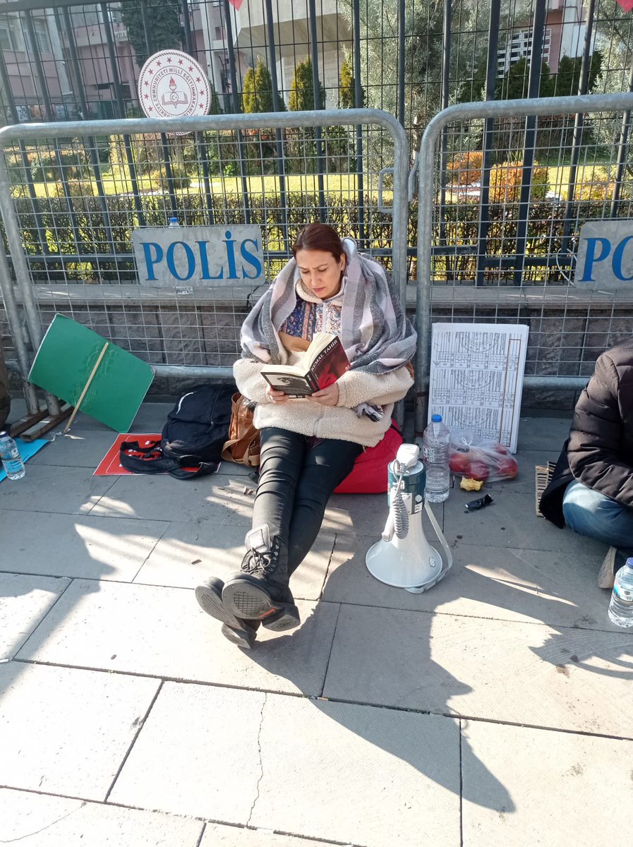 2025 Yılın Fotoğrafı 

19 Ocak 2025 

Mülakat mağduru öğretmen Milli Eğitim Bakanlığı polis barikatı önünde kitap okuyor

Böyle olur öğretmenin mücadelesi 

#1611MağdurKPSS2024EkAtamaAGS