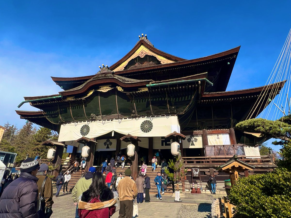 achuchu1126's tweet photo. 2025.12.31
📍長野県長野市／信州 善光寺

夜勤明けで善光寺さんへ🐄𓂃❅*°

毎年この時期はお正月の縁起物を見るだけで
ウキウキしちゃいます🐴🌸

御朱印と干支のお守りを拝受🙏

今年も善光寺で始まり善光寺で終わる…
そんな一年でした☺️🌈

今年も善光寺で二年参りだ〜〜！！！ https://t.co/bfsjddLfem