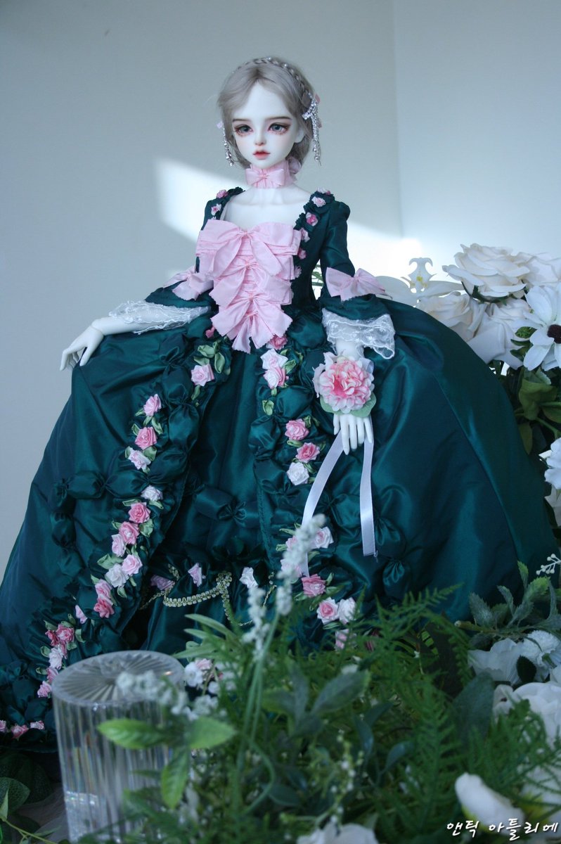 안녕하세요 앤틱 아틀리에입니다.

얼마 남지 않은 2025년 마무리 잘 하시고 2026년은 모든 분들이 더욱 즐거운 하루들로 가득차길 바랍니다.
앤틱 아틀리에는 2026년에도 새로운 의상들로 더욱 더 자주 여러분들을 찾아가는 한 해가 되도록 노력하겠습니다.

새해 복 많이 받으세요 🥰