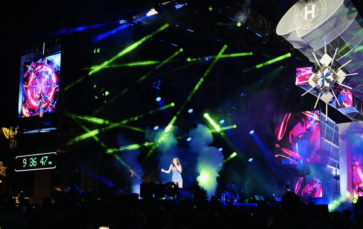 MakeItMakati's tweet image. #MorissettexAyalaAvenueNYE2026

Still on a high from the Asia’s Phoenix, Morissette’s performance at MAKATI IN FULL COLOR: Ayala Avenue New Year’s Eve Countdown to 2026. 😍✨

Watch: facebook.com/share/v/17j9yW…

#MakatiInFullColor #AyalaAvenueNYE2026 #MakeItMakati