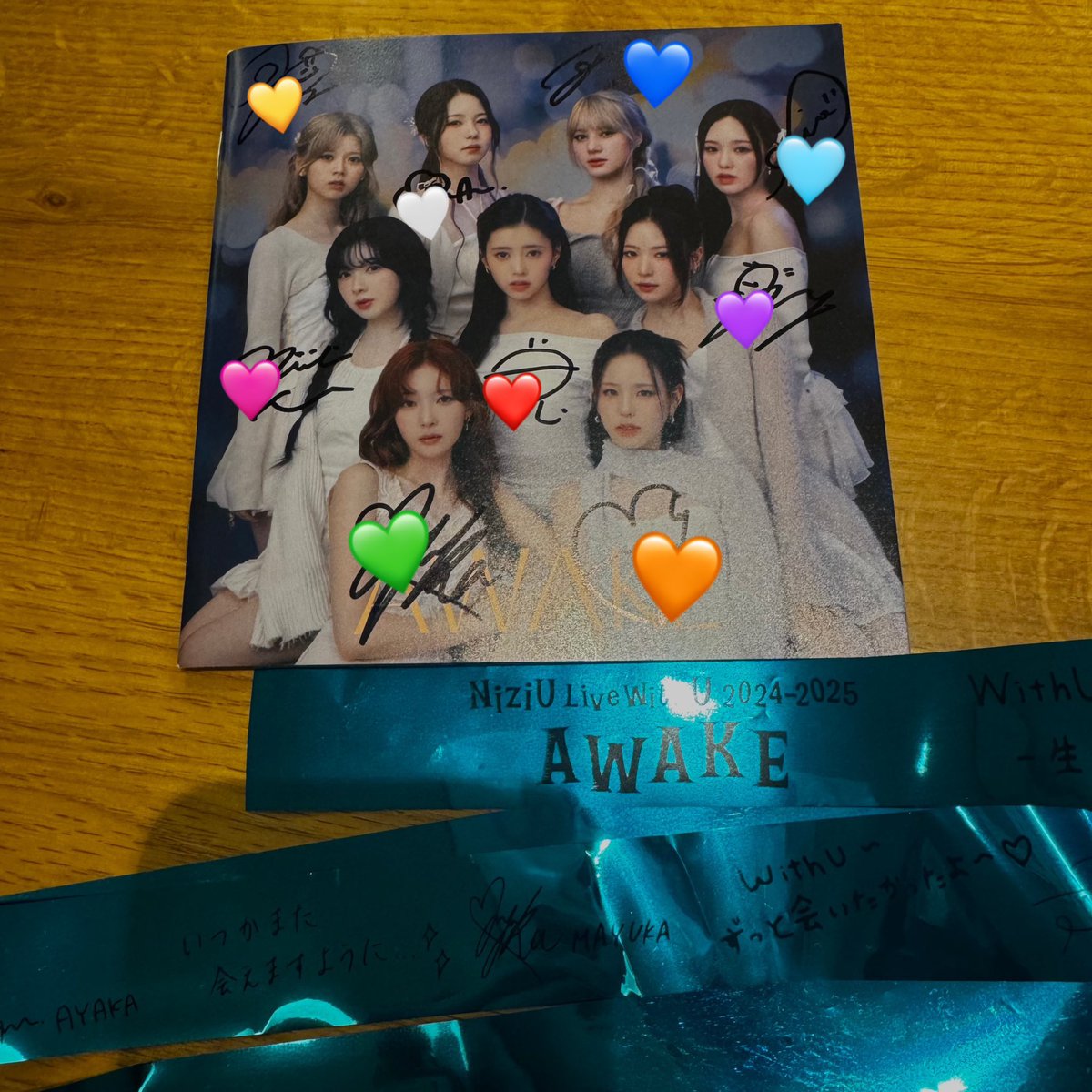 下*様 NiziU 全員サイン プレゼント】モードな姿のNiziU、サイン入りスペシャルポラロイドを