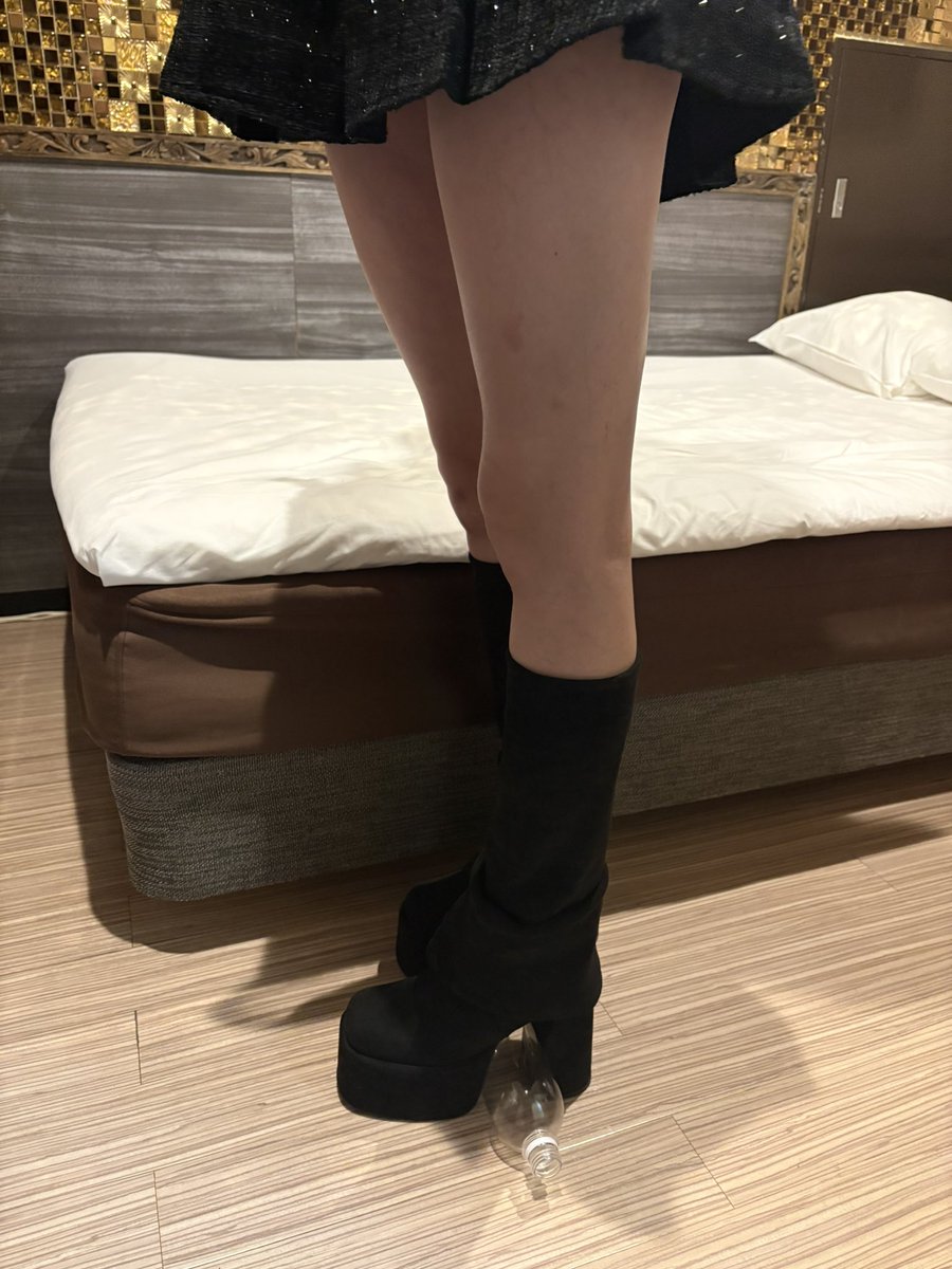 Mirea_39's tweet photo. リクエスト出勤ありがとうございました😽🫶🏻

初めてのリフレをみれあにくれてありがとう🫣

結構前から見てくれていてふみふみするのも楽しかった🐾

お楽しみ後だったのでストッキングは脱いでお持ち帰り希望だったので生脚です✌🏻

ペットボトルがちょうどヒールに挟まった👠 https://t.co/mAey3KQopR