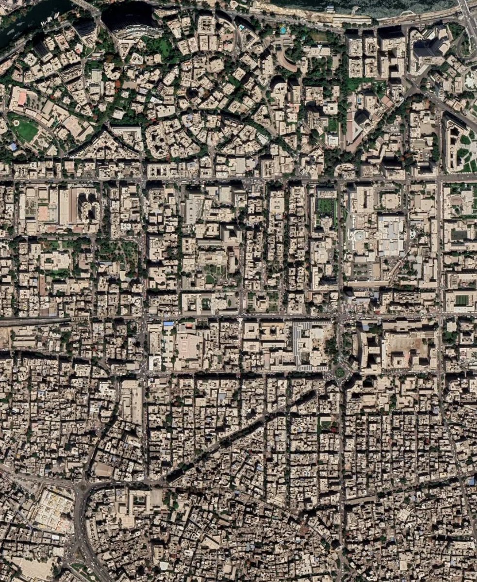 NestorSiurana's tweet photo. El Cairo es probablemente la ciudad más increíble para analizar desde la vista satelital. Es espectacular.

La capital de Egipto tiene una rica historia milenaria.

Situada estratégicamente a orillas del río Nilo, ha desempeñado un papel crucial en la formación de la identidad egipcia y en la evolución de su civilización durante siglos.

Esta aglomeración urbana abarca una gran área metropolitana en ambas orillas del río Nilo, incluyendo las ciudades de Giza, Qalyub, Shubra-al-Khaimah o Helwan, lo que la convierte en una de las ciudades más pobladas del Mundo Árabe y África con una población aproximada de 25 millones de habitantes.

Además, El Cairo es testigo de numerosas intervenciones arquitectónicas y urbanas que representan diversas etapas de su historia.

Desde la era faraónica hasta ejemplos de los períodos otomano, colonial y moderno. La ciudad misma es un reflejo tangible de su pasado histórico. Y desde arriba se aprecia perfectamente.