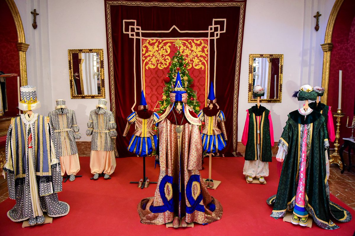 👑Los trajes de los representantes de los Reyes Magos de la Cabalgata de 2026 se exponen en la sede de la <a href="/cofradiasmalaga/">Agrupación de Cofradías de Semana Santa de Málaga</a>.

👑El diseñador malagueño <a href="/Jesus_Segado/">Jesús Segado Costura</a> se ha encargado de la elaboración de estos trajes que se podrán visitar los días 2 y 3 de enero.