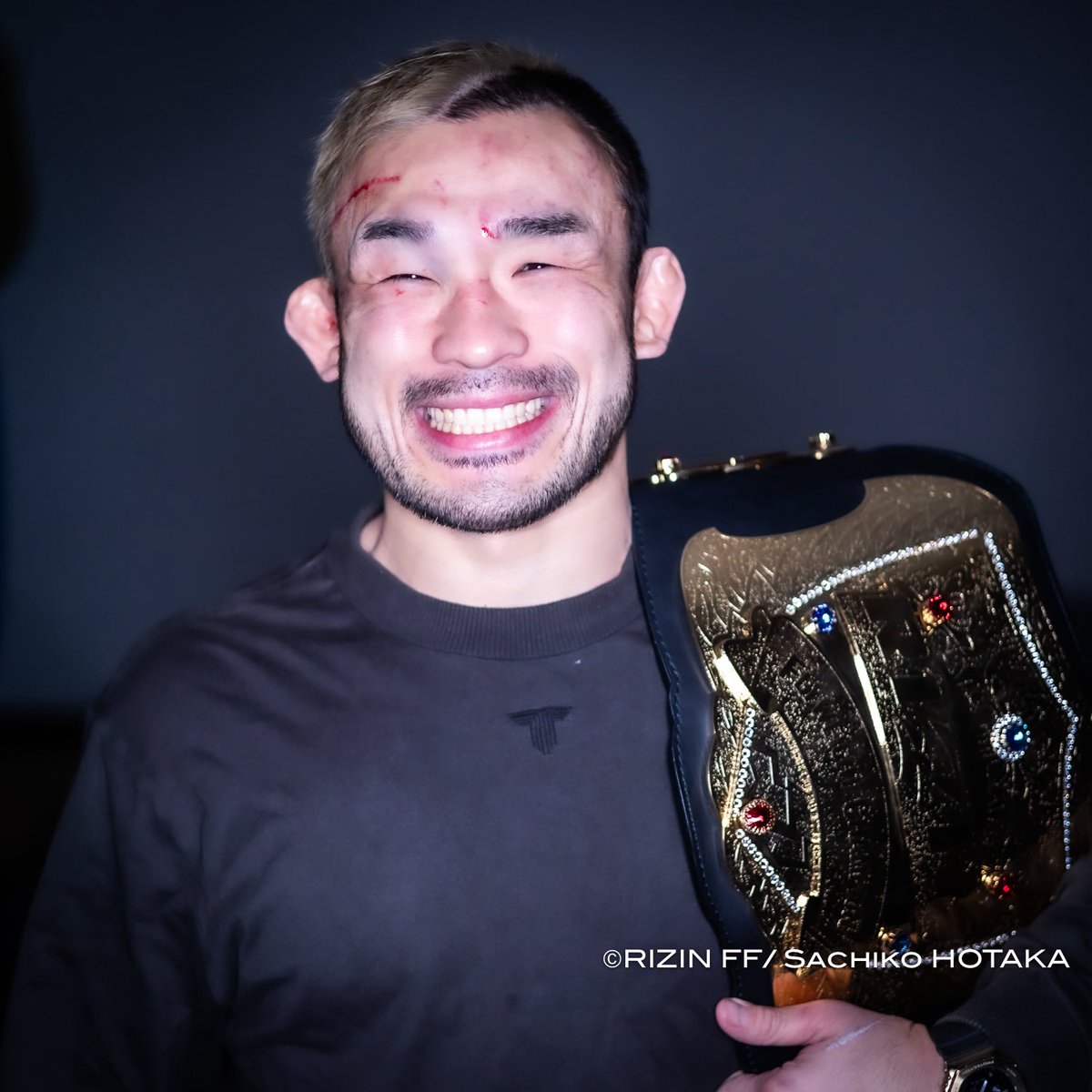 greco_free's tweet photo. 【#扇久保博正　@Hiromasa0401 】
#RIZINの漢たち -闘いのあと-
#RIZIN師走の超強者祭り
2025年12月31日(水)
さいたまスーパーアリーナ
RIZINフライ級新王者🫅 https://t.co/UoQYteAe21