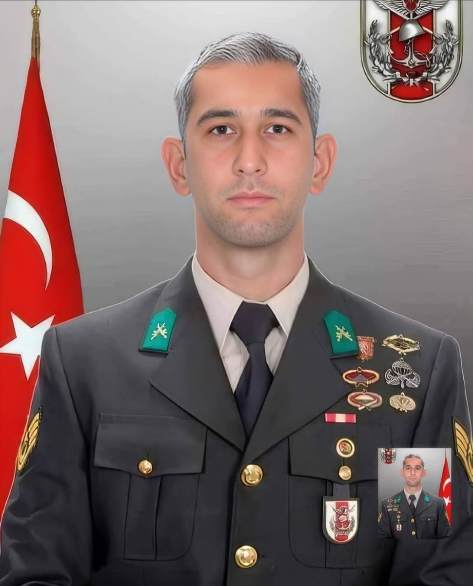 Gözlerim yaşardı 😢😢😢
Mehmet Matara, 70 yaşındaydı. Çanakkale'de yaşıyordu. Aracıyla feribot iskelesine geldi. İskeledeki balıkçıların yanına gitti, bir sigara istedi. Yaktı, denizi izlemeye başladı. Yaşlı adam sigarası bitince aracına bindi. Kontağı çevirmesiyle araç iskeleden