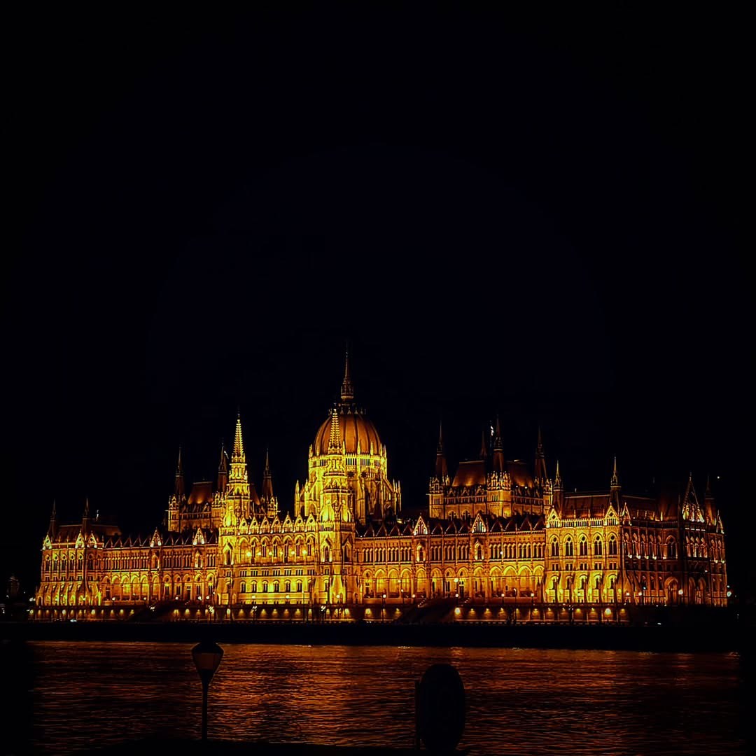 夜に浮かぶ国会議事堂
#hangary
#budapest
#🇭🇺