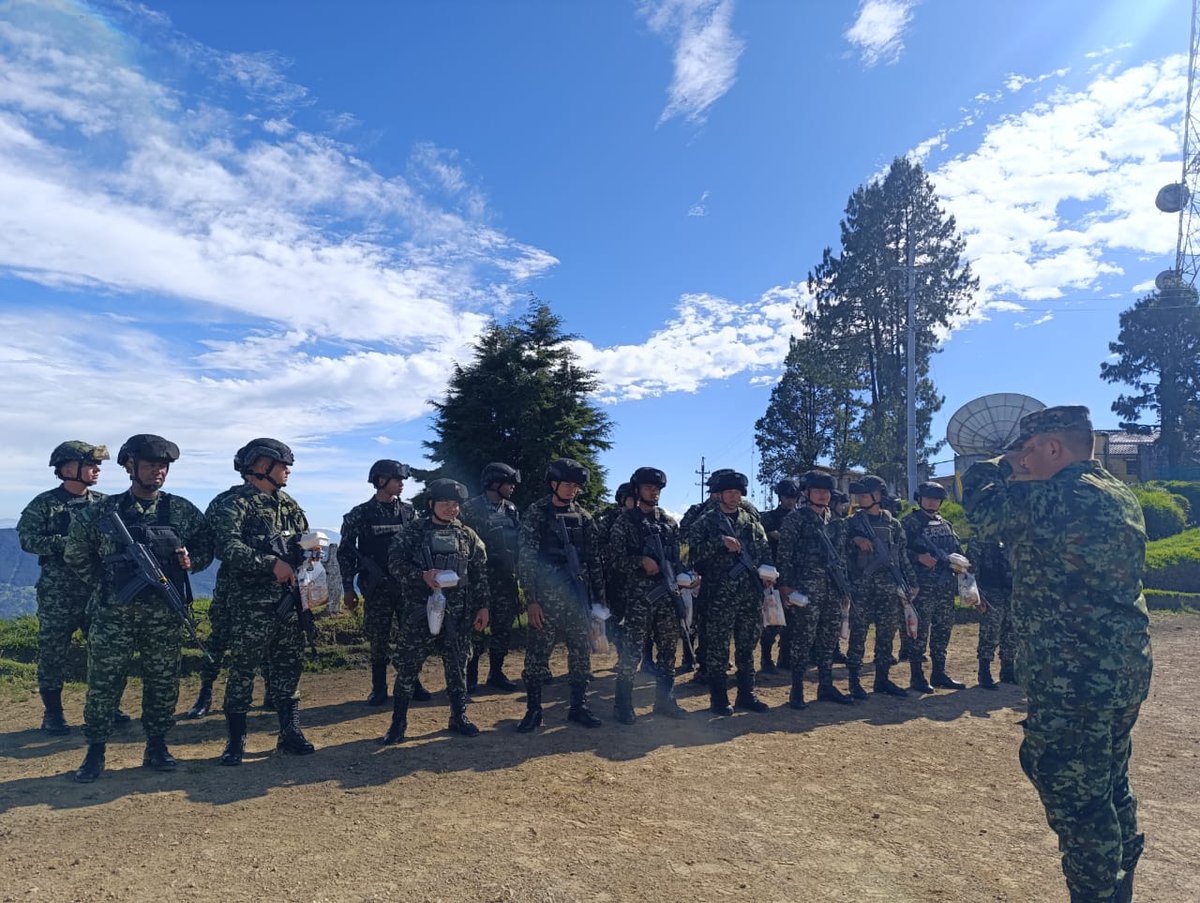 Este 31 de diciembre acompañamos a los soldados en el cerro del Padre Amaya, extendiéndoles nuestros mejores deseos de un feliz año para ellos y sus familias. Agradecemos especialmente a los mayores de @reservar4, Usme, Tamayo y Ramírez por llevarles presentes. 🎁