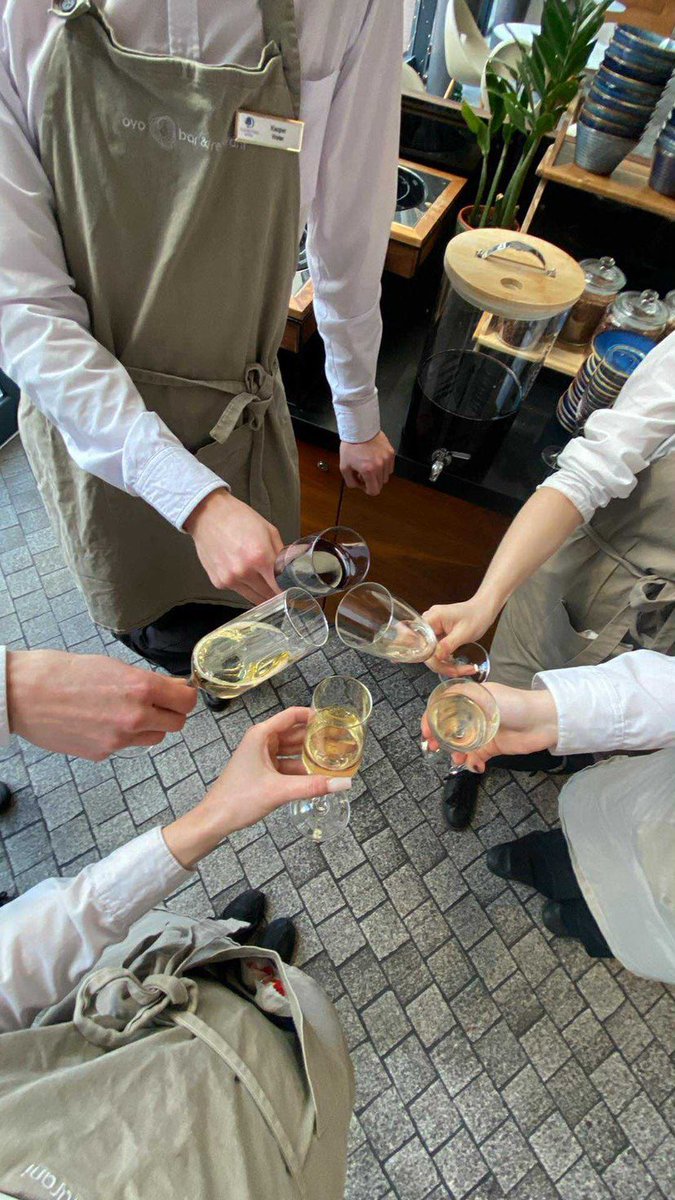 цей йобнутий рок закінчився тим шо я влаштувалася в 5* готель та мені супервайзор всучив на зміні алкогольне просекко шо я потім 2 годи ходила буха 🙌🏻🙌🏻