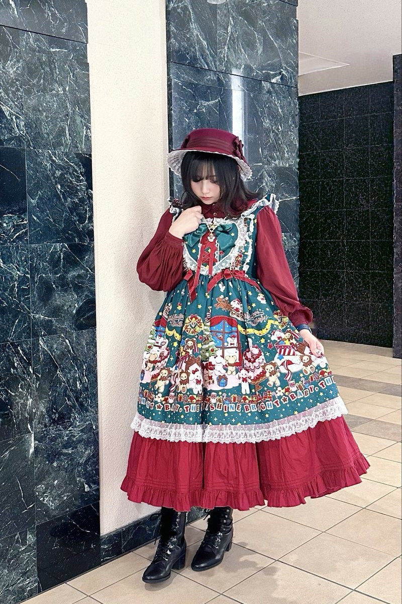 くみゃちゃんのクリスマスパーティー、丈が短くてどうしてもうまく着れなくて、1ヶ月くらい放置してたけど……
この前ようやく自分なりの着方を見つけた！🎀
2型はエプロンっぽく着れるのも可愛いな〜
シュエットさんのボンネットはやっぱり最高❤️

#シュエット