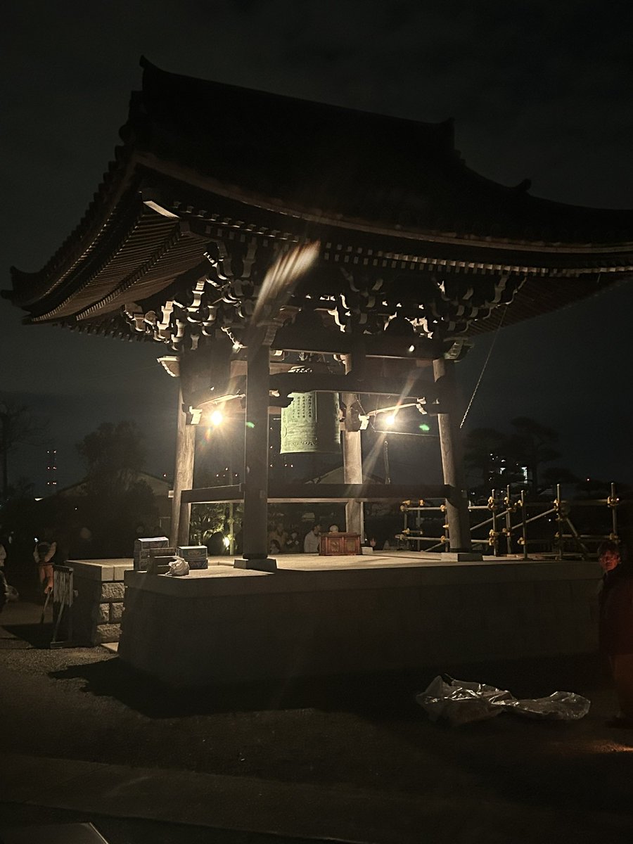 annkolomoti's tweet photo. 高校生ぶりに除夜の鐘の手伝い中、108を超す鐘の音で煩悩が浄化されるようだ… https://t.co/S5eCfh6f3v