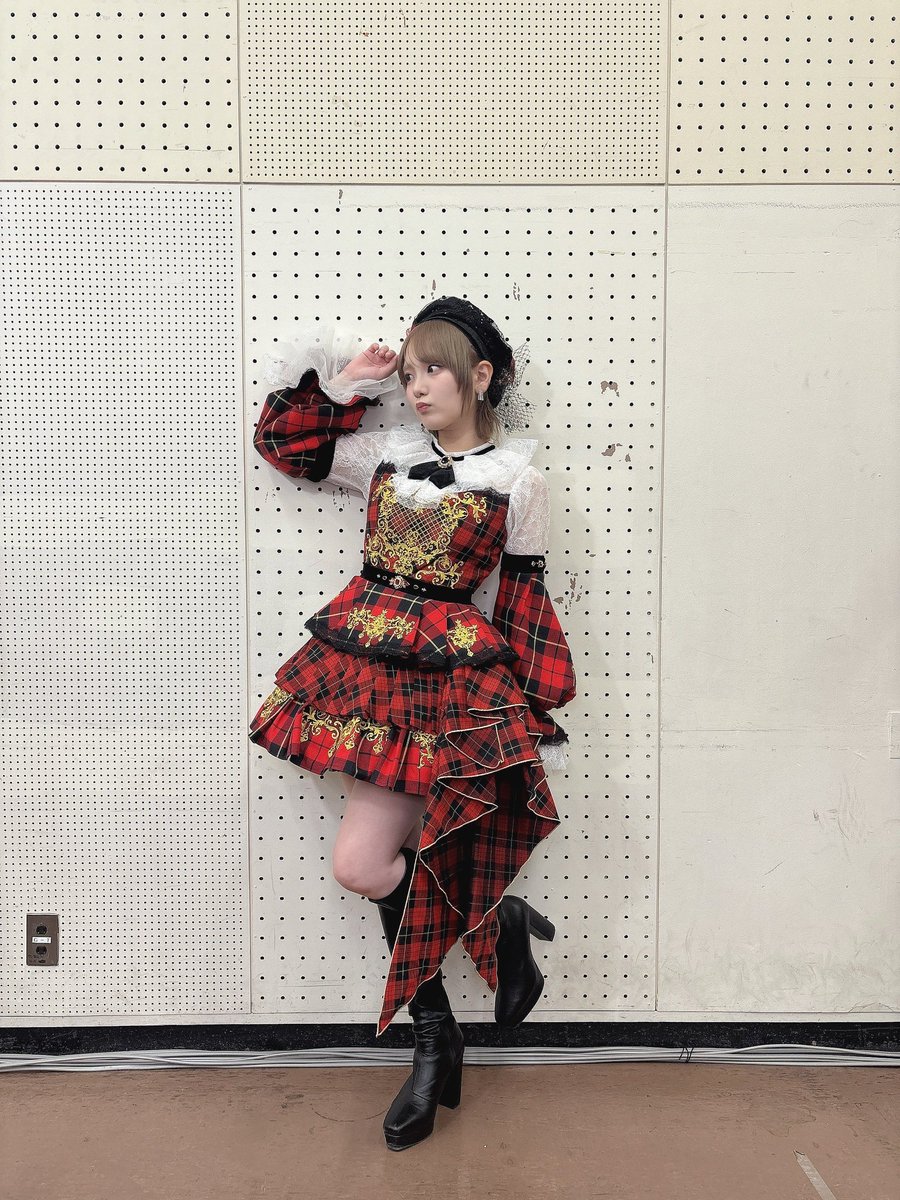 さすがにこの衣装可愛すぎる 赤チェックの衣装、これまで数え切れない