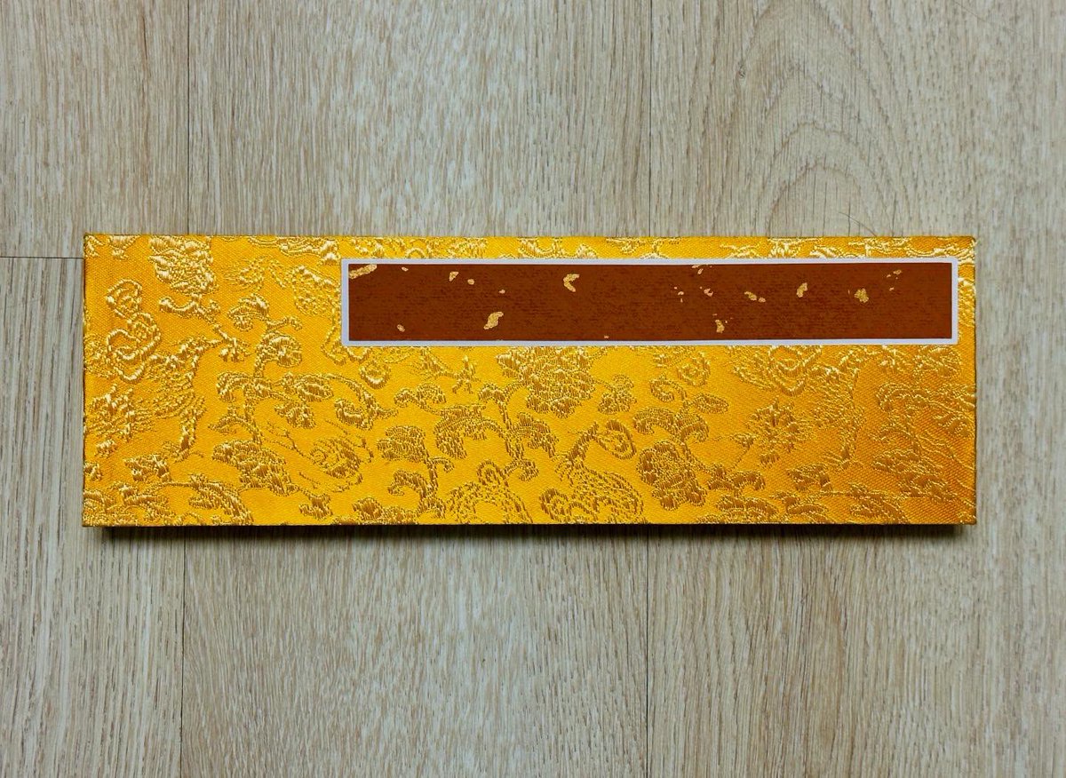 Lookingathe's tweet image. 매일 그날의 마음의 빛깔을 시각화하는 작업을 하고 있다.

하나는 한지로 된 서책에 달력처럼 쭉 이어 그리고 있고, 다른 하나는 작은 크기의 수채화 용지에 한 장씩 그리고 있다. 
 
2026년 새해 목표는 매일 한 장씩 그려 1년을 다 채우는 것. SNS에 연재도 할 생각이다. @GazeHalo