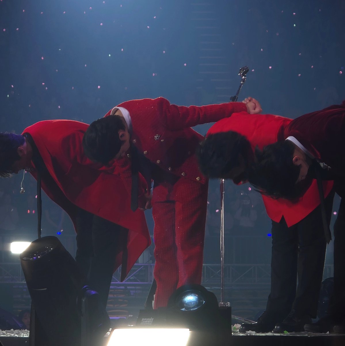 올해도 덕분에 행복했어요
현생땜에 틧터는 잘못들어오지만(앞으로도..)
열심히 콘서트 다니고 있고 매일 더더 좋아하고 있답니다 다들 새해 복 많이 받으시고 내년에도 다정한 마이데이 합시다♡