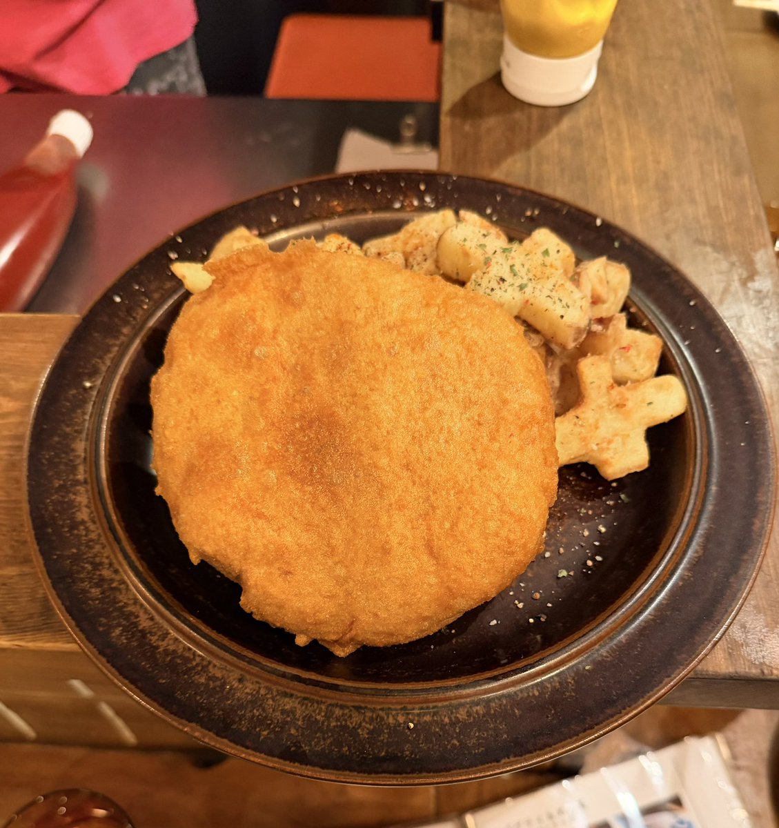 GallagherMiddle's tweet image. 今年強烈なインパクトがあったお店
メタルめし
メタル好き仲間との忘年会で飲みにいきましたが、食事がどれも美味しいし、ネーミングがどれも面白い
写真はマスターオブナゲッツ、メタリカ知ってる人なら元ネタわかりますよね？🤣
とても美味しかったんでまた行きたいと思います！！