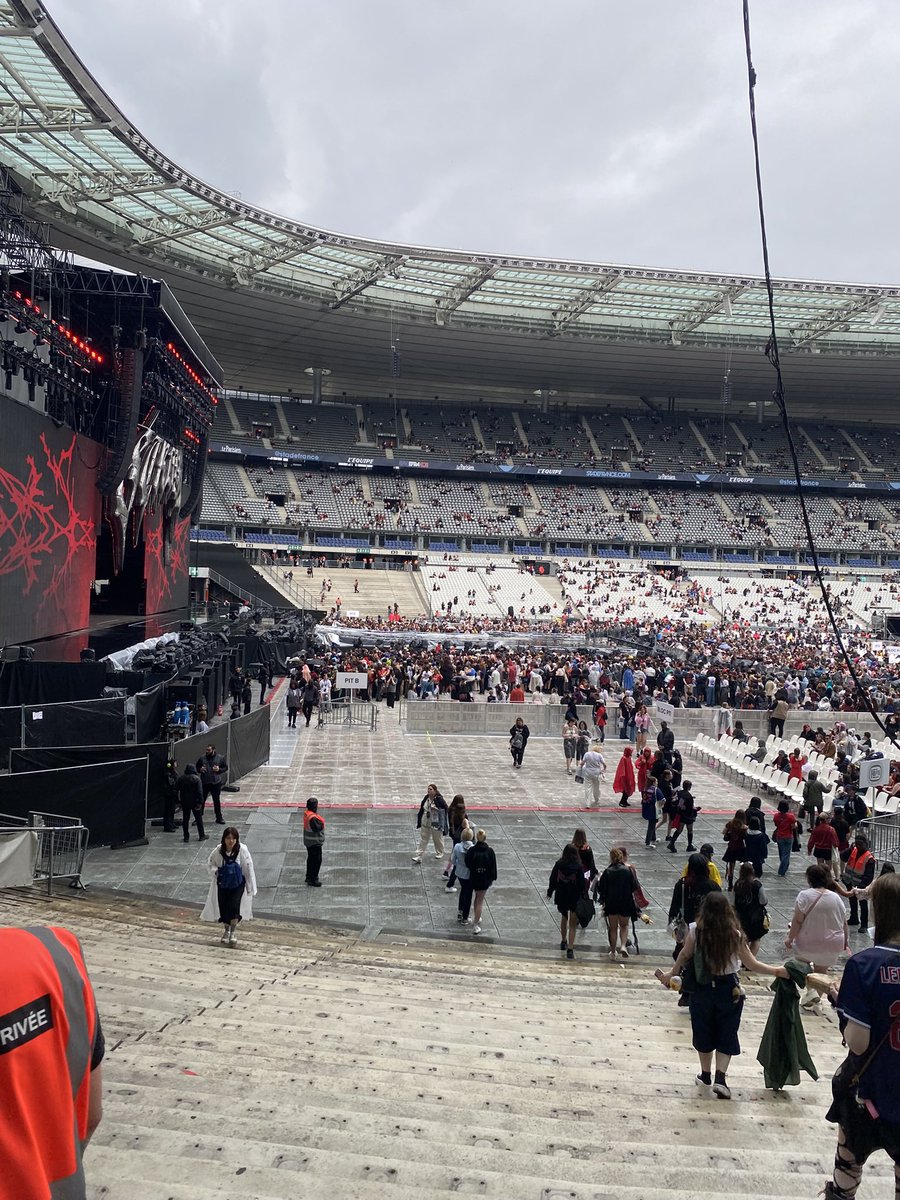 barscaraz's tweet image. au revoir le salon au revoir la salle de bain au revoir 2025