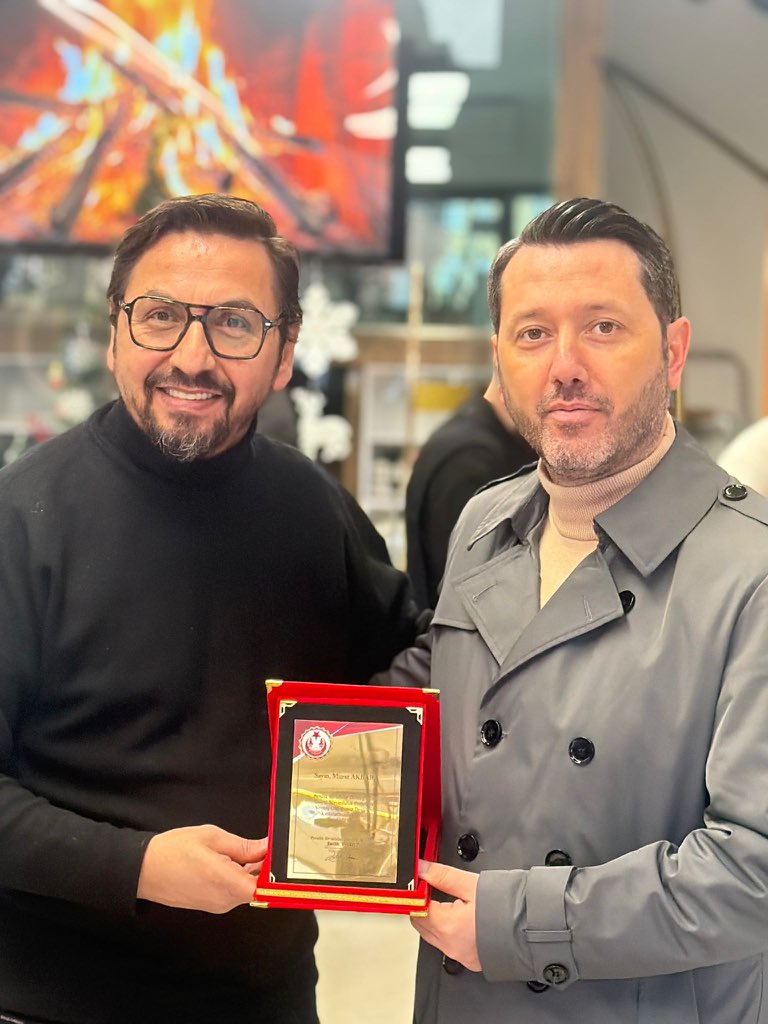 pendiksivasder's tweet photo. Pendik Sivaslılar Derneğimizin sosyal sorumluluk projeleri kapsamında vermiş olduğu destek ve katkılardan dolayı, Pendik’imizin tanınmış ve şampiyon kuaförü Murat Akbaba’ya teşekkür plaketimizi takdim ettik. Destekleri için kendisine teşekkür ediyor, hayırlı işler diliyoruz. https://t.co/R42LHylWAn