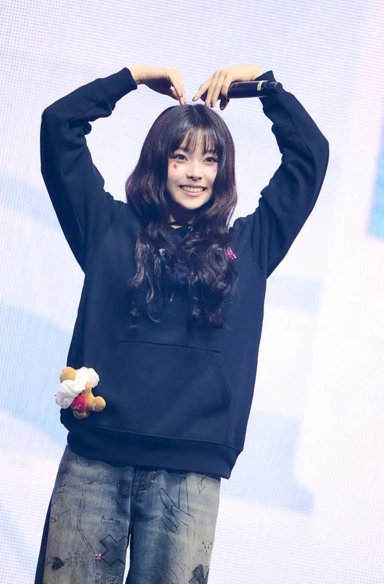 あと10分強なんですけどほんとに今年は沢山の方と繋がることができて本当に嬉しかったです!!ライブにも行けてNMIXXに会えてほんとに最高な年でした🥹今年1年ありがとうございました‼️