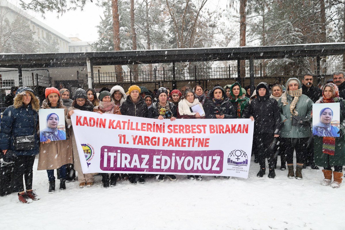 Bileşeni olduğumuz Dicle Amed Kadın Platformu (DAKAP) ve Diyarbakır Şiddetle Mücadele Ağı ile birlikte Rojda Yakışıklı’nın 11’inci Yargı Paketi kapsamında cezaevinden tahliye edilen erkek tarafından katledilmesini protesto etmek ve kadın ve çocuklara karşı suç işleyen faillerin