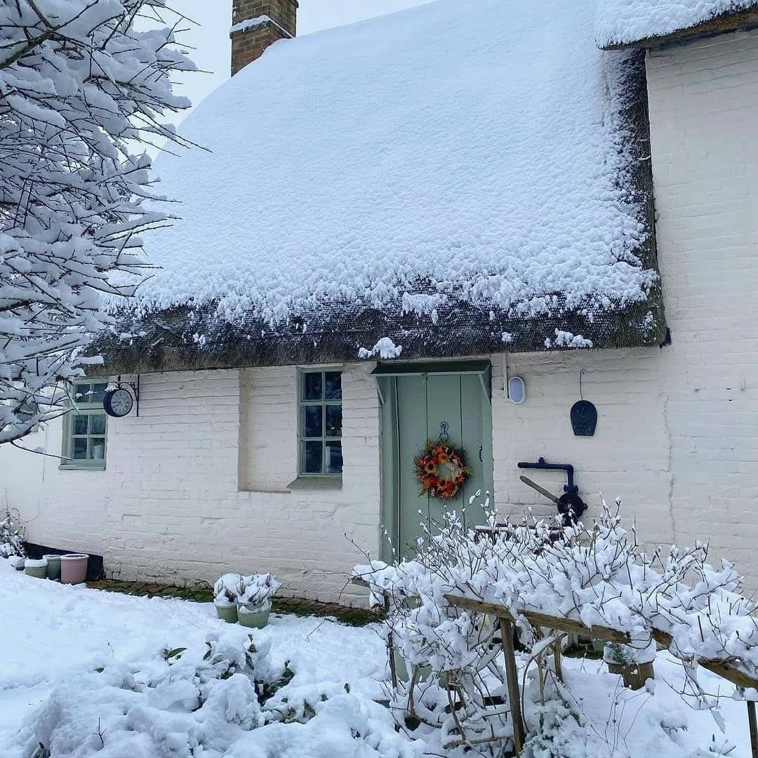 cutestcottages's tweet image. ✨🥂 𝑯𝒂𝒑𝒑𝒚 𝑵𝒆𝒘 𝒀𝒆𝒂𝒓