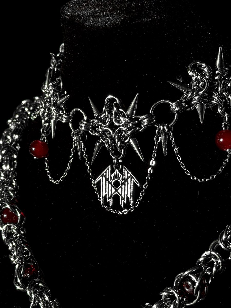 s1nkyourteeth's tweet image. ᴛᴇᴇᴛʜ ᴏꜰ ɢᴏᴅ
ʙʟᴏᴏᴅ ᴏꜰ ᴍᴀɴ
ɪ ᴡɪʟʟ ʙᴇ
ᴡʜᴀᴛ ɪ ᴀᴍ
-
saved my fav set for the last day of the year &amp;lt;3
made with ‘teeth’ (spiky barbells), ‘blood’ (glass beads) and a whoooole bunch of jump rings &amp;amp; chains