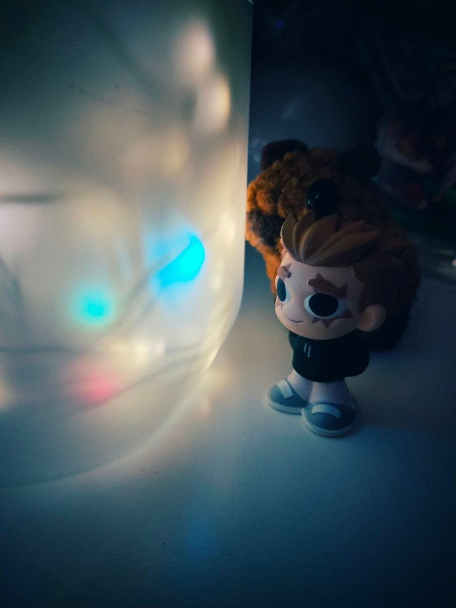 Поскольку ёлки снова нет ни у меня, ни у Володи, смотрим на банку с огоньками. И Володя, наверное, даже желание загадывает. Хорошее.

С Новым годом всех! Вы совершенно прекрасные, пусть всё у вас будет лучше прежнего, на всё хватает сил, денег и задора, и ничего не болит.