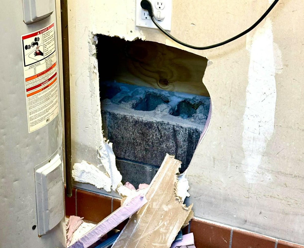 EricLDaugh's tweet image. 🚨 BREAKING: In a suspicious development, there was a BREAK-IN at a Somali day care in Minneapolis - and the Somalis claimed "documents" are now GONE...

...but police now say documents were actually NOT stolen

Manager Nasrulah Mohamed: "We don't do fraud or nothing." 🤨

3rd…