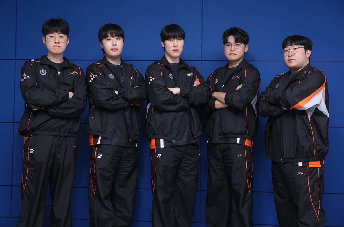 sweetpotatoyusi's tweet image. I wish my team, HLE, a successful 2026 full of victories and happiness!! All the best to Zeus, Kanavi, Zeka, Gumayusi and Delight🍊

#HLEWIN 
🍀🍀🍀🍀🍀
⚡🦋🐣🐻✨