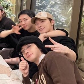 minbloomingyu's tweet image. if you see dino stuck between wonwoo and hoshi don’t worry. he’s exactly were he wants to be