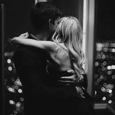 Que el año que empieza
no sea perfecto, sino honesto;
que te sorprenda cuando
menos lo esperes y te trate bonito
incluso en los días normales.
Ojalá traiga menos prisa,
más momentos que valgan la pena
y la paciencia suficiente para cumplir
los sueños del corazón.
Feliz año nuevo.