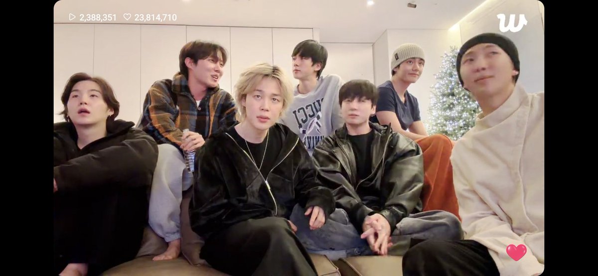 joons_yeoja's tweet photo. Entering 2026 with my favorite family, my home..its been tough for them as well as me...thanks to them, that i kept moving forward. Hoping 2026 is a lil more kinder to us! Let's do this! I love you guys so much 💜🩵🩷 HAPPY NEW YEAR 🎊🥳❤️‍🩹
#OT20 
#armycaratlife https://t.co/KylHmKDZk0