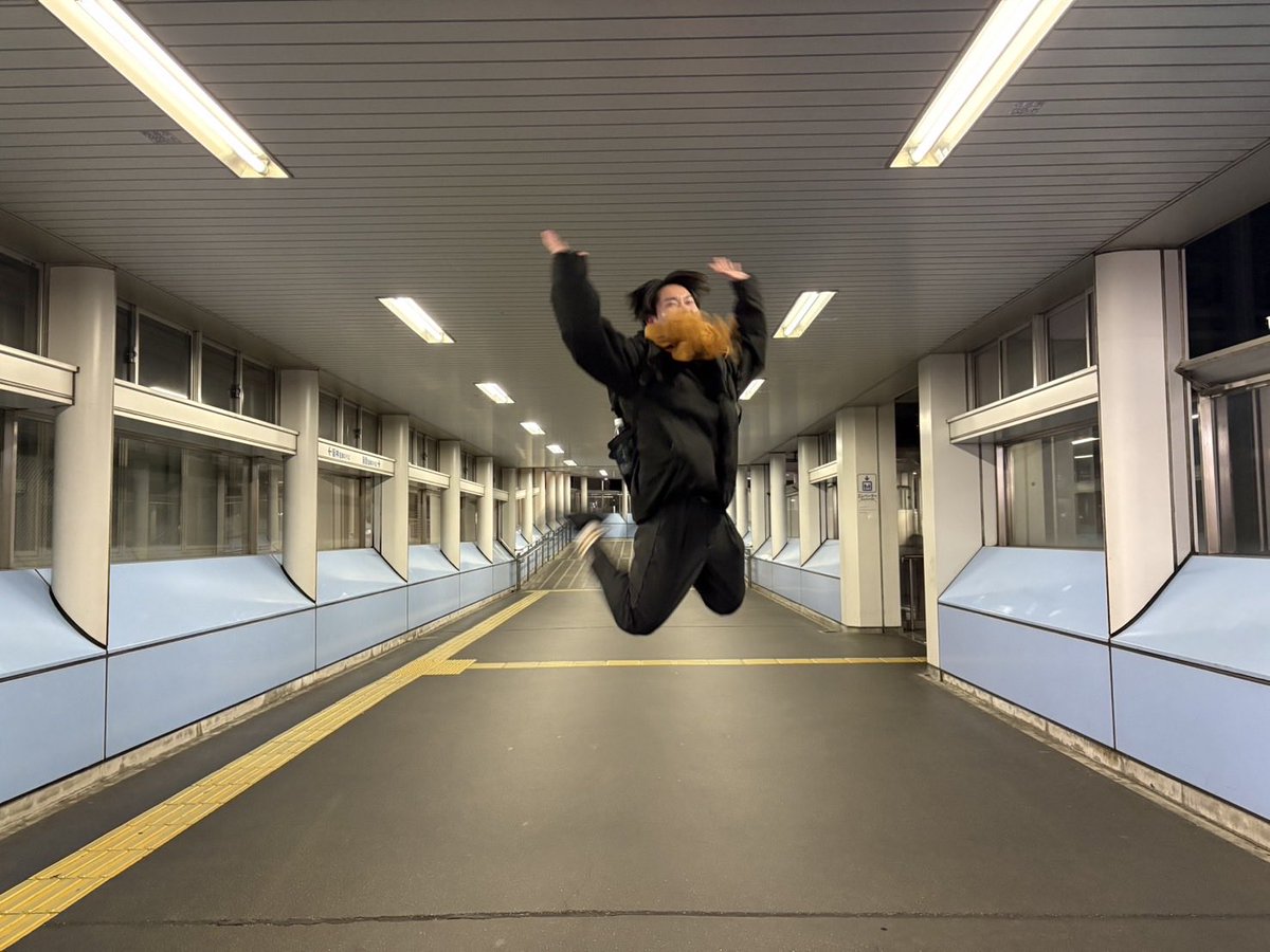 happy new year！

今年もよろしくお願いいたします。

2026年0:00分現在、詰まった便座と戦うところからスタートです。

何も知らずにジャンプしている数日前の僕。