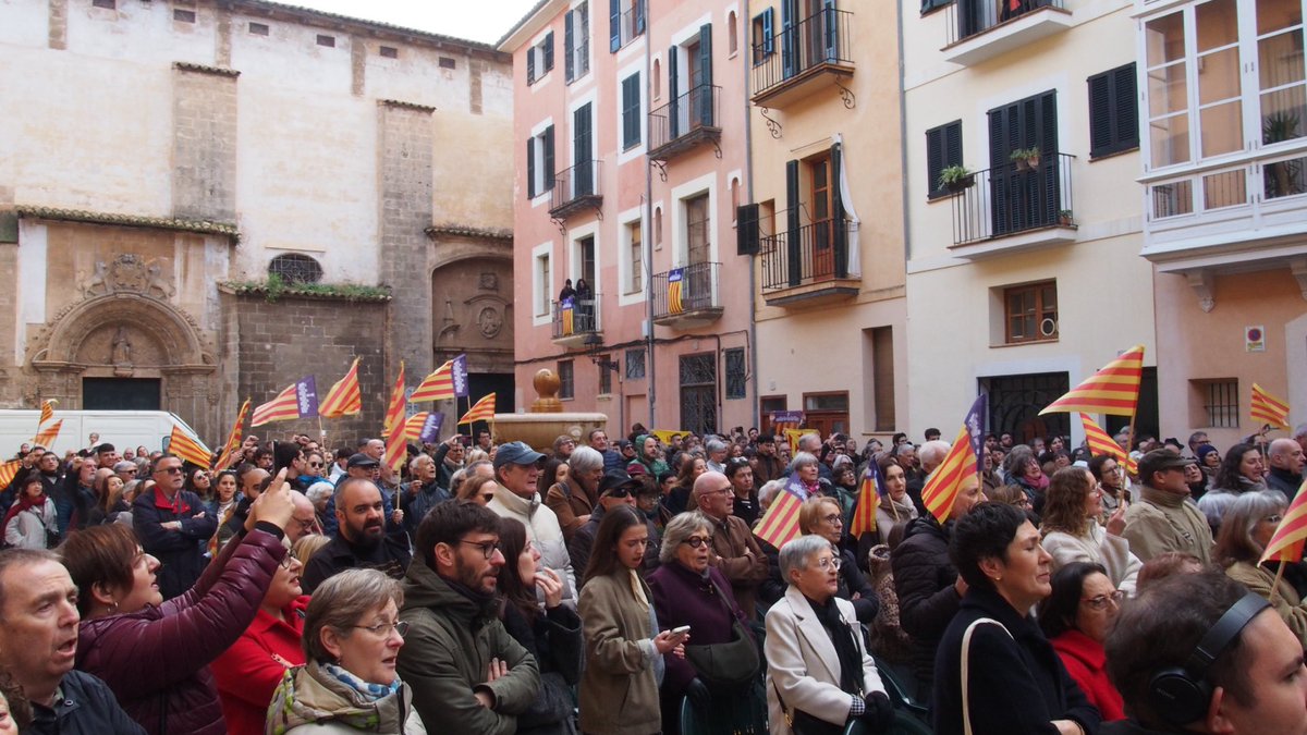 JovesLlengua's tweet image. Centenars de mallorquins hem reivindicat avui la Diada de Mallorca, un dia per celebrar el que som i construir el que volem ser.

🫂Molt bona diada, mallorquins!