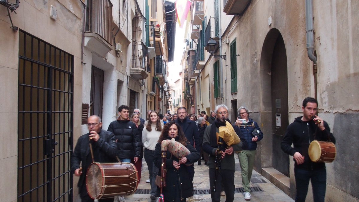 JovesLlengua's tweet image. Centenars de mallorquins hem reivindicat avui la Diada de Mallorca, un dia per celebrar el que som i construir el que volem ser.

🫂Molt bona diada, mallorquins!