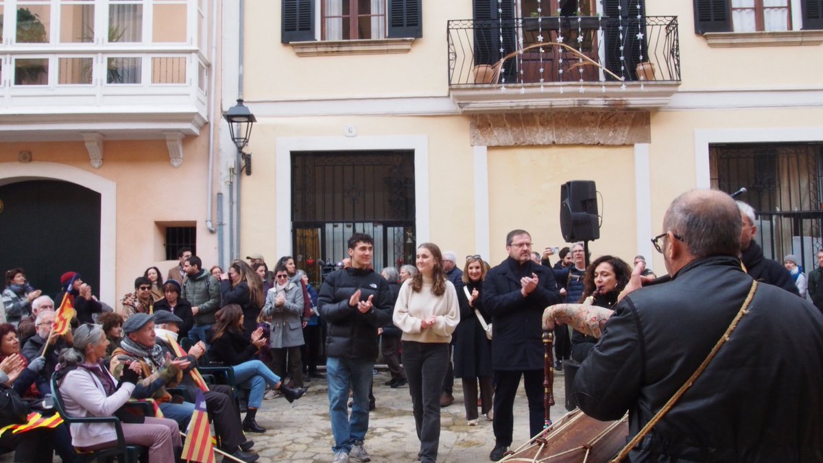 JovesLlengua's tweet image. Centenars de mallorquins hem reivindicat avui la Diada de Mallorca, un dia per celebrar el que som i construir el que volem ser.

🫂Molt bona diada, mallorquins!