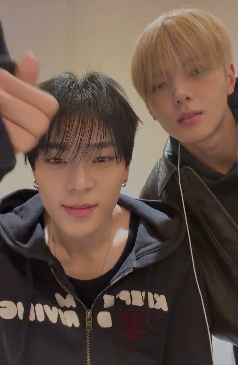 WhydoU1ikeme's tweet image. 모두 새해 복 많이 받으세요! 2025년 함께 놀아주셔서 감사했고, 결이 맞는 꿈을 꾸며 지칠 때나 우울할 때나 서로를 독려하며 함께 나아가줘서 감사했어요😍 우리 내년에는 쏟은 마음의 보답을 받아요. 누군가를 응원하는 방법을 배운 만큼, 따스하게 채운 사랑으로 우리 삶을 튼튼하게 잘…