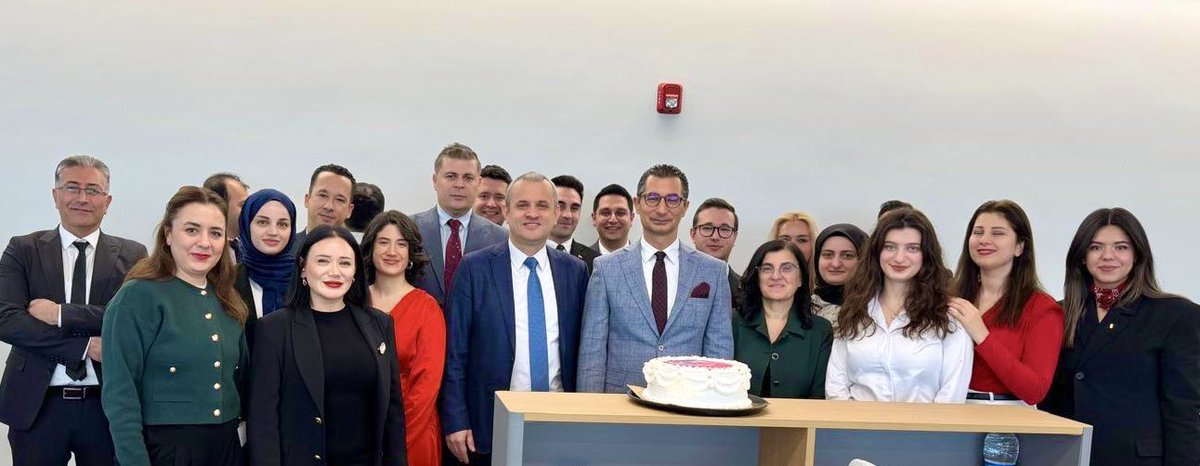 “Bir Bankadan daha fazlası”  için çalışan çok kıymetli arkadaşlarımız ile geleneksel yeni yıl hatıramızı buraya bırakıyoruz.🥰

2026’nın hepimize sağlık, huzur ve mutluluk getirmesi dileğiyle... 
#ZiraatBankası 
#BirBankadanDahaFazlası 
#İyiSeneler #mutluyillar