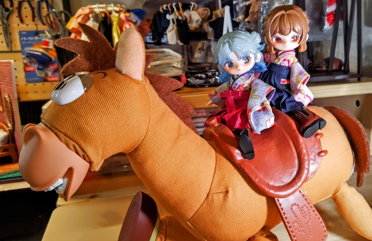 新年あけましておめでとうございます😊
今年もよろしくお願いします🥰

マロン「あけおめ！」
マリン「ことよろなのです！」

今年は午年だから、ゲストが来ていますよ🥰🥰

2人「ブルズアイ！！」

というわけで、今年もドール達と楽しく過ごせる様に頑張ります😍😍

#ドル活
#リロロ