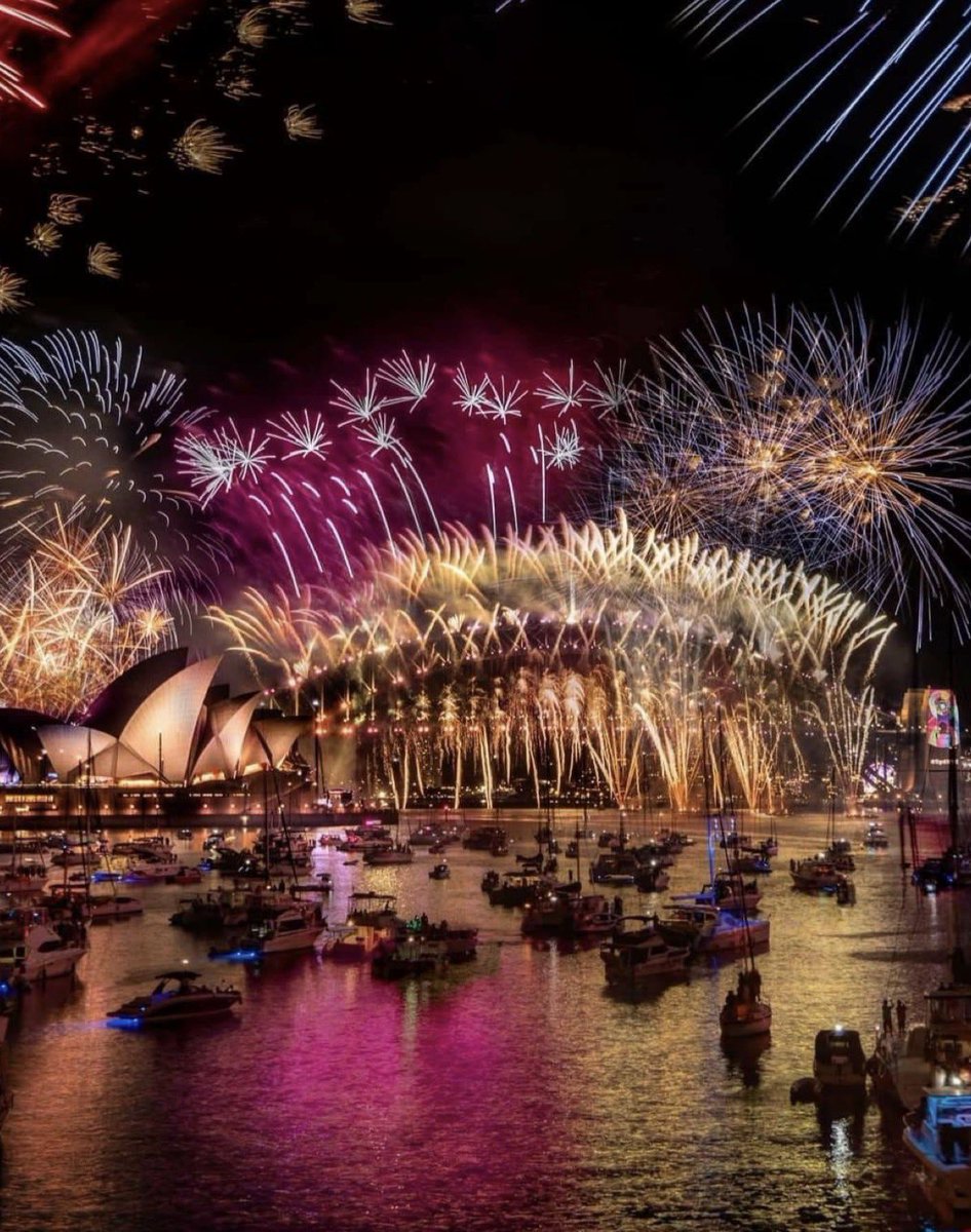 AngieStcrz's tweet photo. Feliz año nuevo 2026! 🥳🎊 Happy new year
Sydney, Australia 🇦🇺 https://t.co/wqV7K7t9Gb