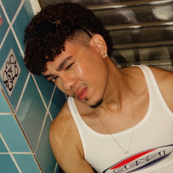 dollsumin's tweet image. grown ass man calling a young woman a bitch over kpop 😭