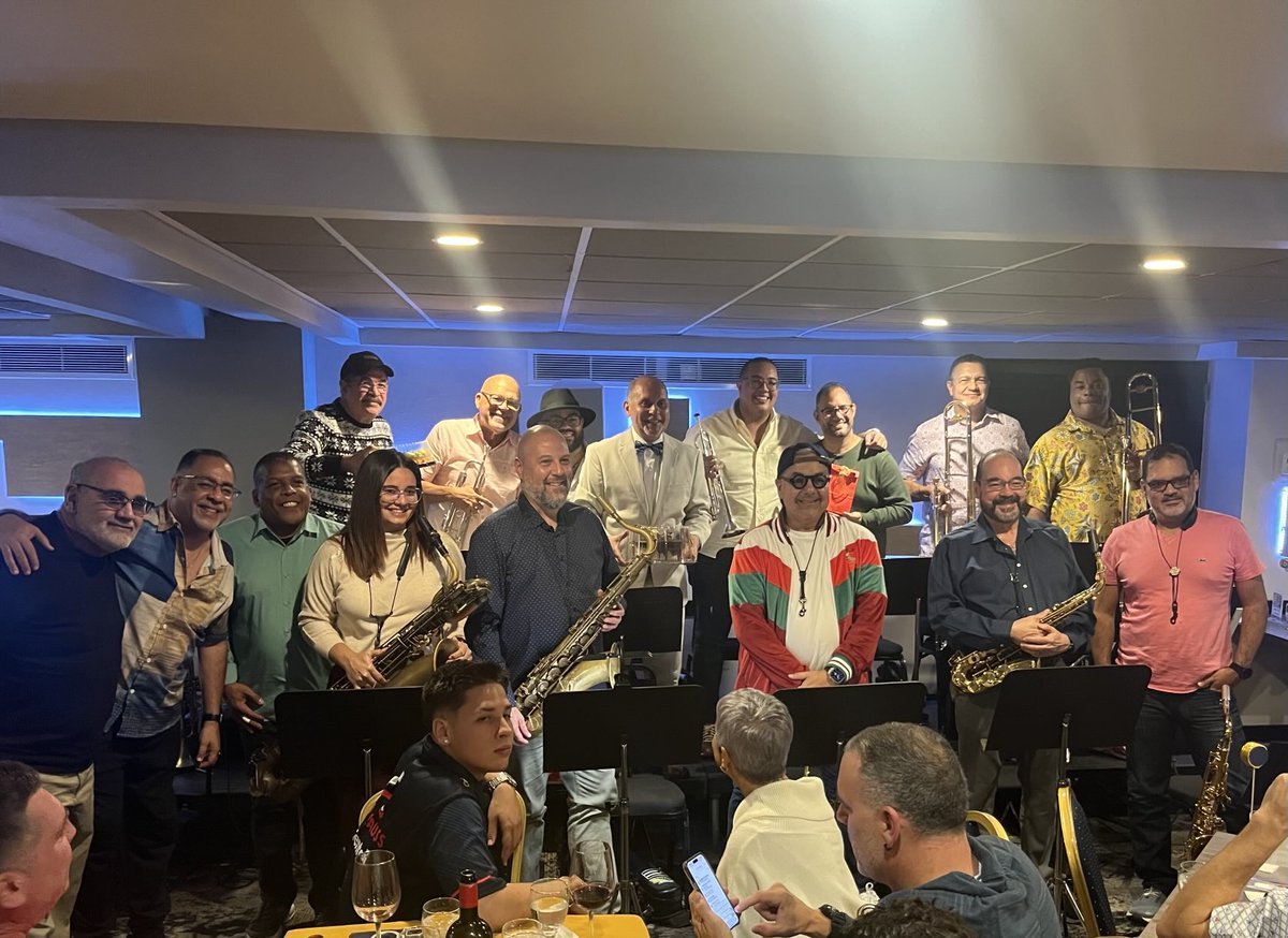 El pasado lunes celebramos la llegada adelantada de un nuevo año. 
Big Band Mondays 17 años de Big Band. Compartimos 52 semanas de mucha música y alegría. Gracias por su apoyo y el amor que nos expresan en cada encuentro. Regresamos el lunes 5 de enero. ¡Feliz Año Nuevo!
