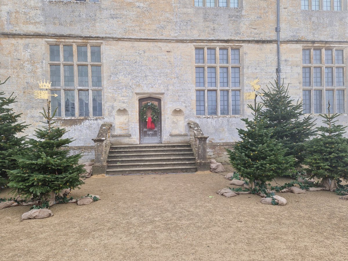 Vicky_Freeman's tweet image. A misty New Year's Eve visit to Montacute House