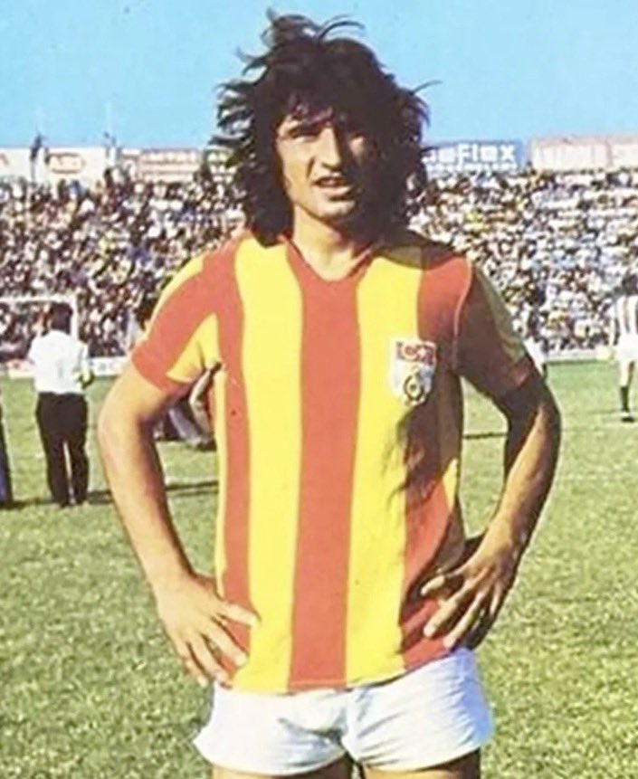 Başımız sağolsun.Bir zamanlar onun golleri ile çok sevindik.Nurlar içinde yatsın.Allah geride kalanlara uzun ömür versin🙏❤️💛