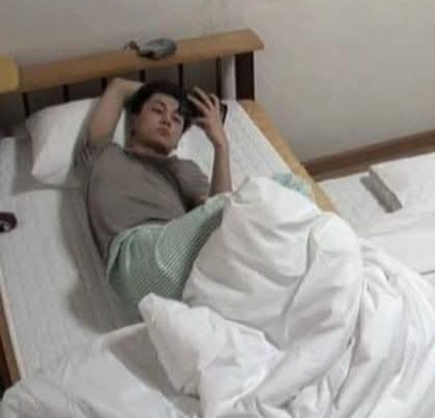 heesojkitty's tweet image. december 31st                             january 1st
        23:59                                           00:00